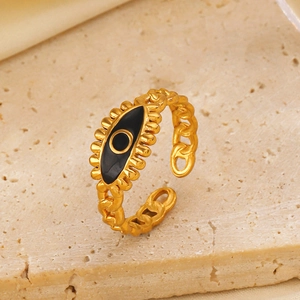 Bague ouverte Evil Eye dorée avec émail noir et design ajustable sur fond de pierre
