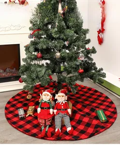 Détail du tapis de sapin de Noël à carreaux rouges et noirs avec figurines de lutins festifs