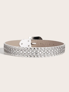 Détail de la ceinture en cuir blanc avec clous punk argentés et strass miroirs ronds