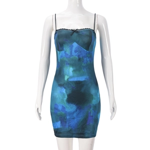 Robe courte sexy dos nu à imprimé floral bleu avec bordure en dentelle sur mannequin
