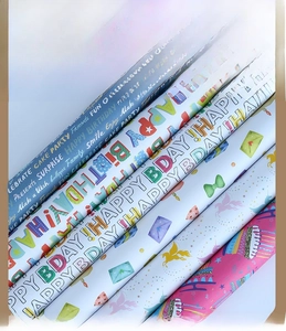 Vue détaillée de six rouleaux de papier cadeau colorés pour fêtes et anniversaires