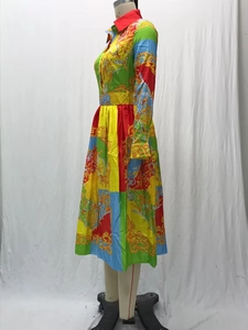 Detalle de vestido con estampado barroco, cuello de solapa y patrones de leopardo
