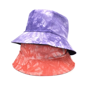 Vue détaillée de chapeaux bob en coton tie-dye violet et orange avec bord piqué