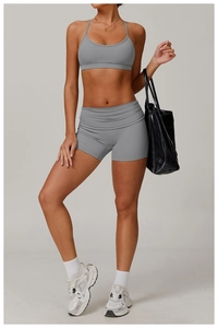 Ensemble de sport gris pour femme avec short taille haute et brassière de fitness