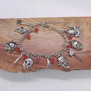Bracciale horror con ciondoli maschera di Jason e motivi Freddy su base di legno