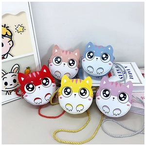 Détail de sacs à bandoulière ronds chat de dessin animé en cinq couleurs avec sangles