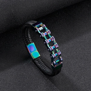 Détail du bracelet en cuir pour homme avec maillons de chaîne de moto en acier arc-en-ciel