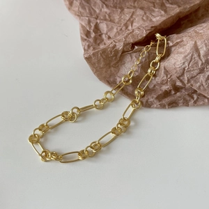 Detailed view of 925 silver O-ring chain bracelet with gold finish and lobster clasp