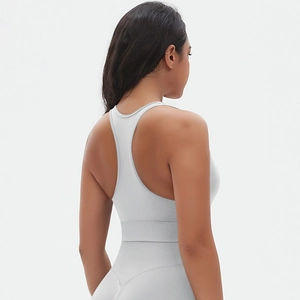 Détail de la brassière de sport sans couture avec dos nageur croisé en tissu gris