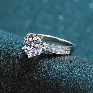 925 Sterling Silber 2 Karat Moissanit Ring mit Sechs-Klauen-Fassung und Seitensteinen