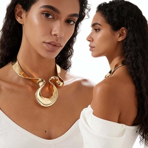 Exaggerated golden irregular geometric choker necklace with minimalist metallic design