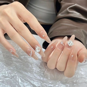 Lange amandelvormige plaknagels met nude jelly verloop, strass en parels