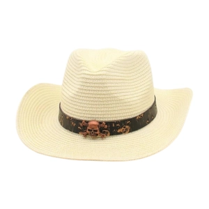 Vista detallada de un sombrero vaquero de paja beige con una calavera pirata de bronce