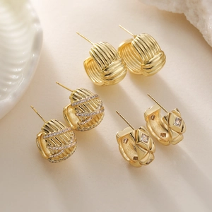 Vintage 18K Gold Plated Copper C Shaped Hoop Earrings For Women Cubic Zirconia Retro Rhombus Texture Chunky Punk Jewelry