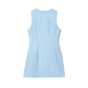 Vue détaillée de la mini robe sans manches bleu clair avec col rond et coupe ajustée