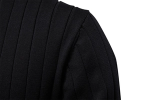 Dettaglio della cucitura della spalla e trama a coste di un cardigan nero da uomo