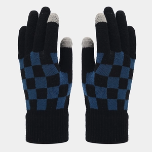 Détail de gants en tricot à damier avec doigts tactiles et poignets côtelés élastiques