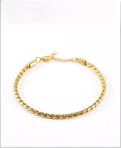 Détail du bracelet chaîne torsadée en acier inoxydable plaqué or 18 carats avec fermoir