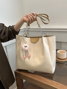 Borsa Tote Capiente In Pelle PU Colore A Contrasto Borsa A Spalla Con Catena In Metallo E Ciondolo Peluche Per Donna