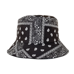 Vintage Fischerhut mit Paisley-Muster in Schwarz-Weiß für trendigen Streetwear-Look
