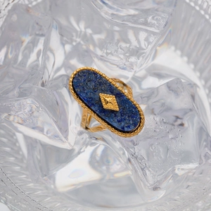 Bague vintage en titane doré avec pierre lapis-lazuli ovale sur des glaçons clairs