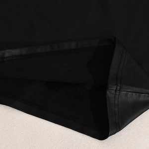 Primer plano de la tela recubierta negra y costuras precisas en el top corto sexy con cuello en U