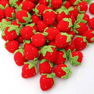 Pendentif Fraise en Fil Tricoté Main Mignon Charme de Fruit au Crochet Pour Accessoire de Sac Cadeau Artisanat DIY