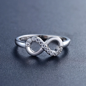 Anello infinito in argento sterling S925 con zirconi su uno sfondo scuro