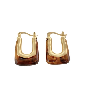 Vintage U-shape gold-plated earrings with amber tortoiseshell resin pattern detail
