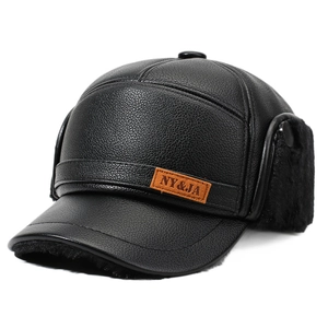 Cappello invernale da uomo in pelle nera con fodera in pile e paraorecchie caldo