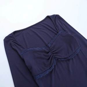 Détail du col carré avec dentelle bleu marine et plissé sur le haut à manches longues