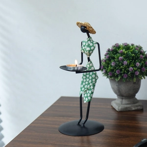 Porte-bougie créatif en fer de style européen avec habit floral et chapeau de paille
