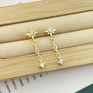 Élégantes boucles d'oreilles étoiles dorées avec glands en zircone et boîte velours