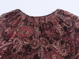 Detail eines böhmischen Paisley-Ausschnitts mit elastischem Rüschenkragen am Chiffonkleid