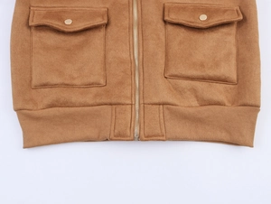 Détail du blouson aviateur en daim marron avec fermeture éclair et grandes poches