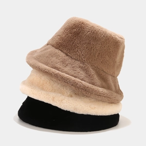 Bobs en fausse fourrure marron, crème et noir pour la chaleur automne-hiver