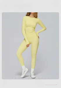 Détail de l'ensemble de yoga jaune avec legging taille haute et haut à manches longues