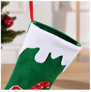 Détail d'une chaussette de Noël verte avec bordure blanche sur fond de fête chaleureux