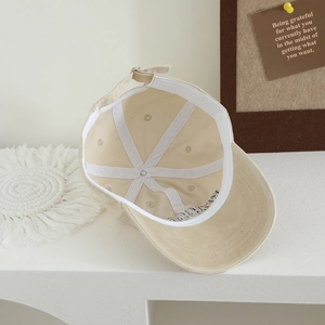 Vue détaillée de l'intérieur d'une casquette en coton montrant coutures et sangle