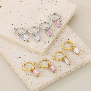 Boucles d'oreilles martelées avec pendentifs en zircon rectangle en finitions or et argent