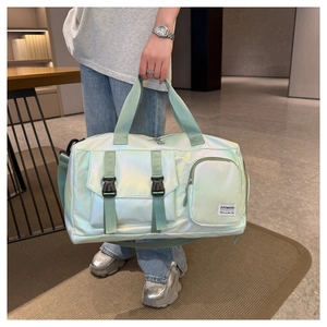 Grande borsa da viaggio verde chiaro perlato con separazione a secco e fibbie moda