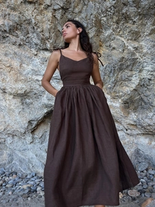 Robe d'été élégante en coton col V marron foncé avec bretelles à nœuds et dos nu