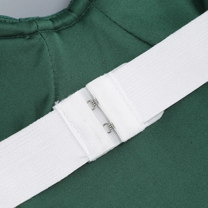 Détail du tissu en maille verte avec sangle élastique blanche et crochet métallique