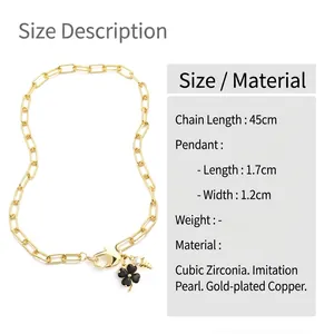 Detailweergave van vergulde klaverketting met afmetingen 45cm ketting en 1,7cm hanger