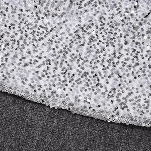 Macro de paillettes argentées sur maille blanche pour haut à bretelles dos nu