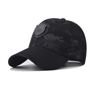 Klassische Baseballkappe mit Camouflage-Muster in Schwarz und Dunkelgrau und Shield-Logo