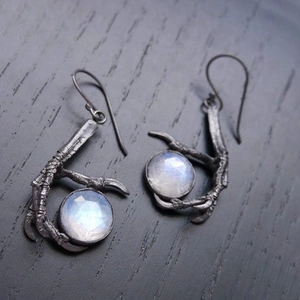 Gothic Vogelkrallen-Ohrringe mit Mondstein in oxidierter Silberoptik im Vintage-Stil