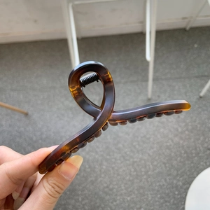 Detail view of 11cm large tortoiseshell hair claw clip with strong metal spring