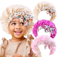 Kinder Schlafmütze aus Satin mit floraler Schleife und verstellbarem Gummiband