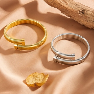 Ensemble collier et bracelet en acier inoxydable doré et argenté avec design clou chic